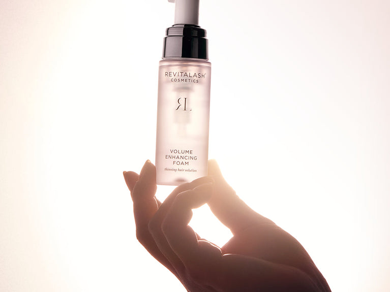 Mano che tiene la Volume Enhancing Foam