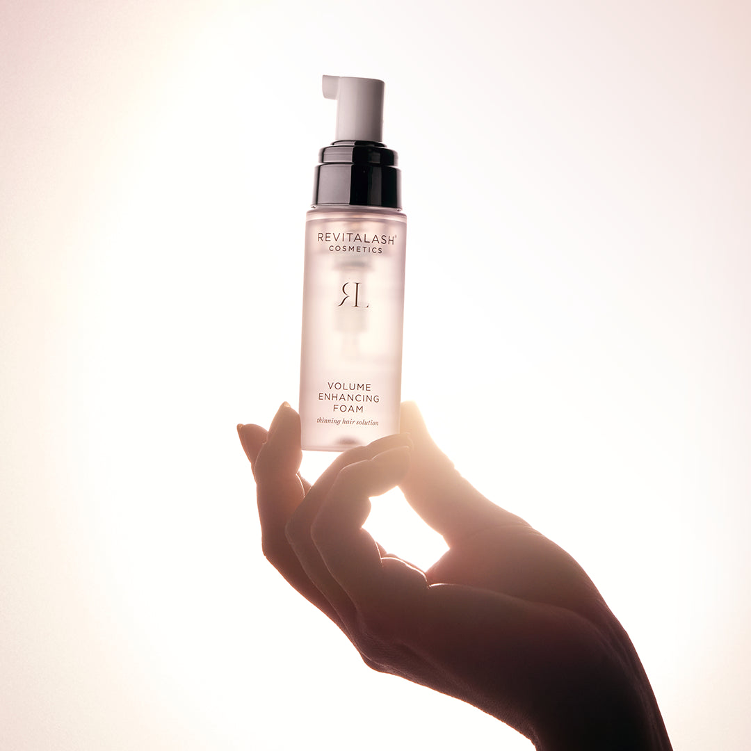Mano che tiene la Volume Enhancing Foam