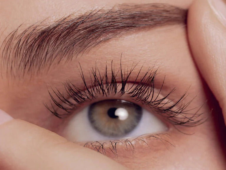 Ciglia corte e rade dopo l’extension? Come recuperarle con RevitaLash Cosmetics