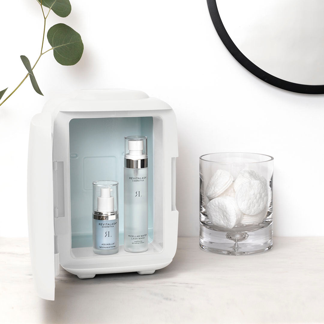 Mini-frigo con all'interno due prodotti RevitaLash