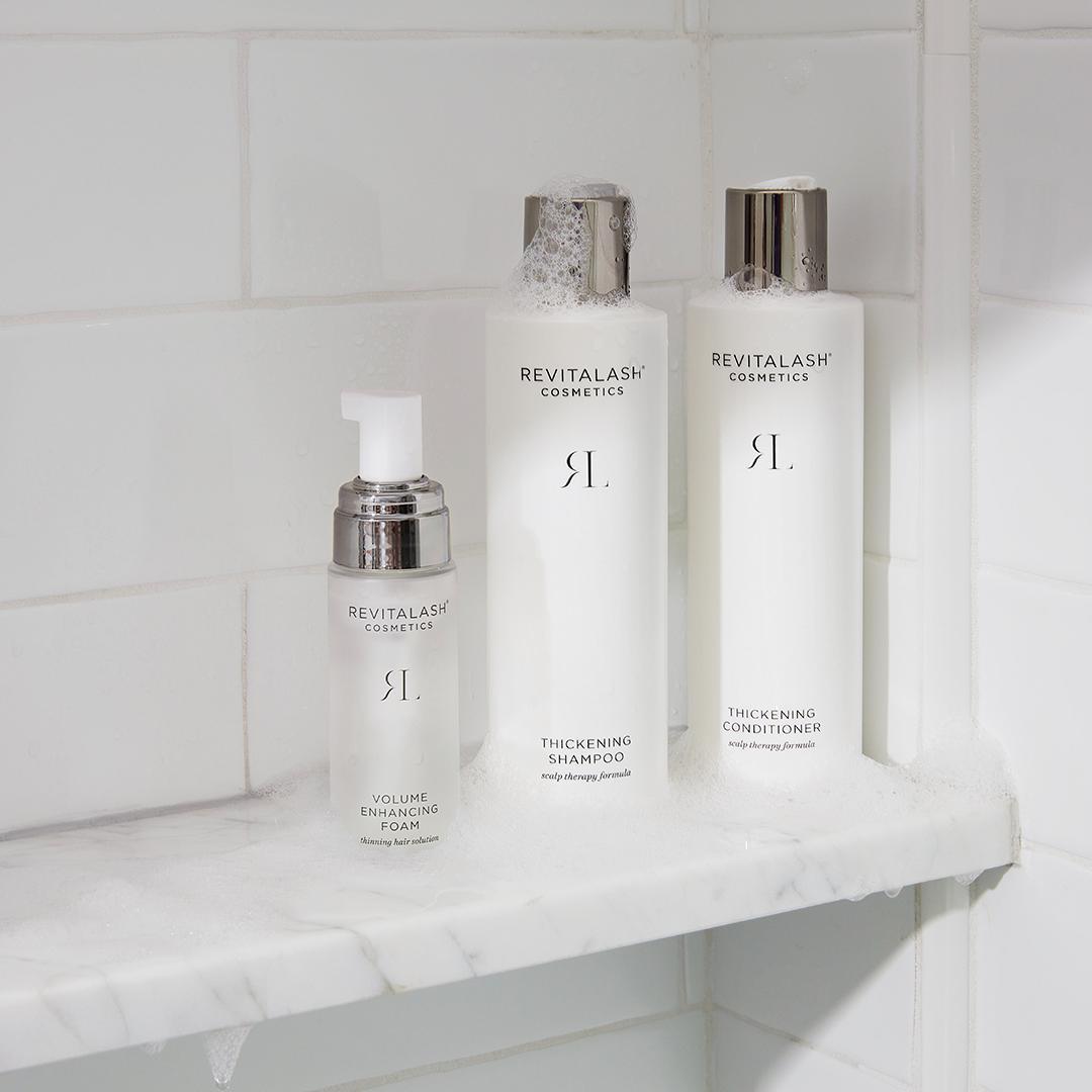 I tre prodotti haircare di RevitaLash su mensola