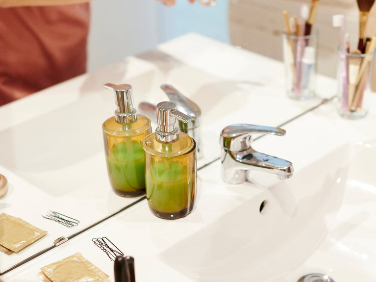 Lavandino con prodotti beauty sopra