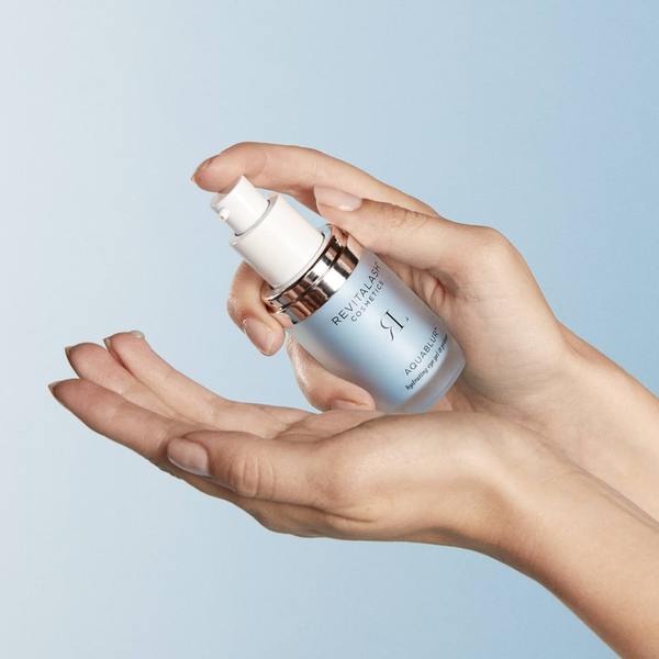 Prima di applicare AquaBlur, iniziare con l'uso quotidiano dei balsami per ciglia e sopracciglia RevitaLash Cosmetics come indicato e lasciare asciugare completamente. 