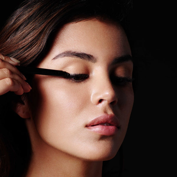 Usare lo sfumino, nel lato opposto rispetto alla punta, per creare il look desiderato.