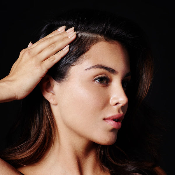 Massaggiare delicatamente, insistendo sulla cute e sulle radici dei capelli. Non eccedere col prodotto. Non sciacquare. Procedere con lo styling desiderato.Studiato per essere utilizzato in combinazione di shampoo volumizzante Thickening Shampoo e balsamo volumizzante Thickening Conditioner.