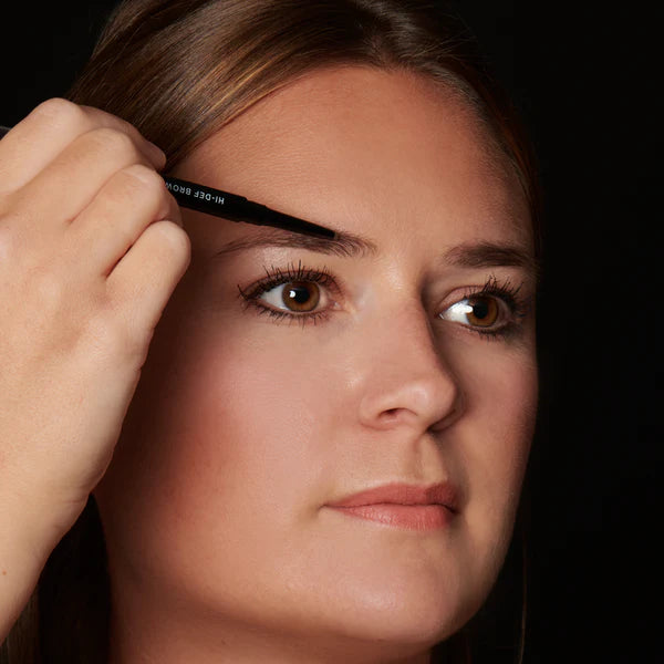Iniziare ad applicare Hi-Def Brow Pencil sulla parte più piena delle sopracciglia, aggiungendo lentamente definizione e riempiendo le aree più rade con tratti brevi. Aggiungere altri tratti per creare un look sopraccigliare più deciso.