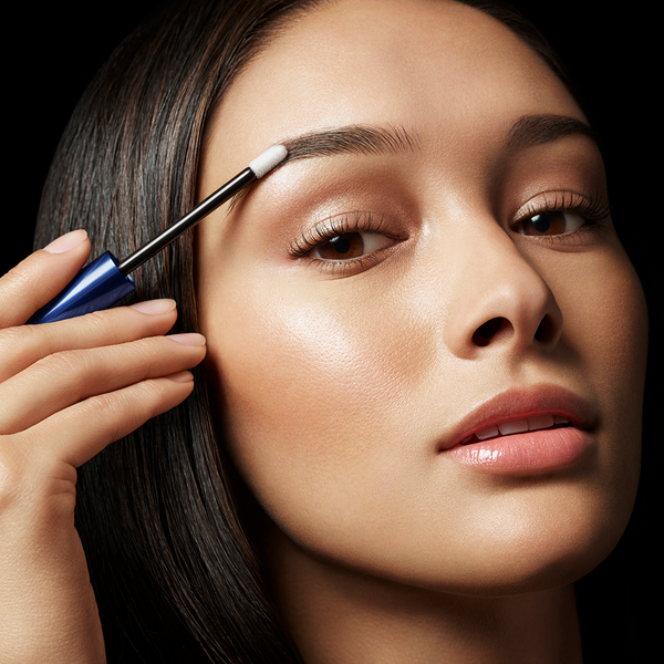 Applicare alcuni tratti di RevitaBrow® Advanced su entrambe le sopracciglia. Non è necessario applicare il prodotto più di una volta al giorno. Lasciare asciugare completamente prima di utilizzare altri prodotti di bellezza. Applicare tutti i giorni per ottenere migliori risultati.