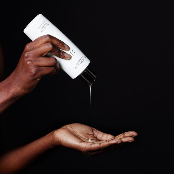 Concentrandosi sul cuoio capelluto, massaggiare con un movimento circolare e lavorare sui capelli bagnati dalla radice alle punte. Lasciare in posa 1-2 minuti.