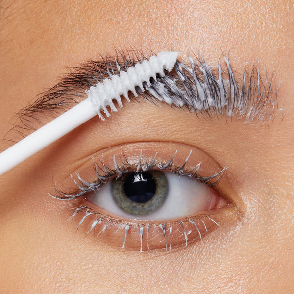Applicare la maschera Lash & Brow Masque in modo uniforme su ciglia e sopracciglia pulite e asciutte. Lasciare in posa 15-20 minuti e risciacquare con acqua tiepida. Utilizzare il pettinino per rimuovere delicatamente la maschera dalle ciglia e dalle sopracciglia.
