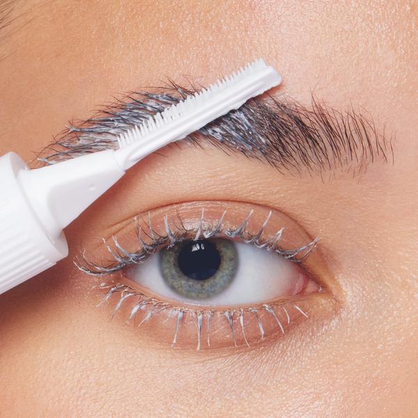 Utilizzare il pettinino per rimuovere delicatamente la maschera dalle ciglia e dalle sopracciglia. Ripetere fino alla completa rimozione del prodotto.Per pulire il pettine utilizzare un sapone antibatterico e acqua tiepida. Lasciare asciugare naturalmente. Non utilizzare alcol o altri prodotti aggressivi.