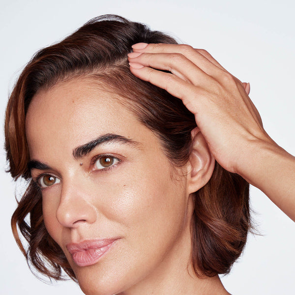 Massaggiare delicatamente, insistendo sulla cute e sulle radici dei capelli. Non eccedere col prodotto. Non sciacquare. Procedere con lo styling desiderato.Studiato per essere utilizzato in combinazione di shampoo volumizzante Thickening Shampoo e balsamo volumizzante Thickening Conditioner.