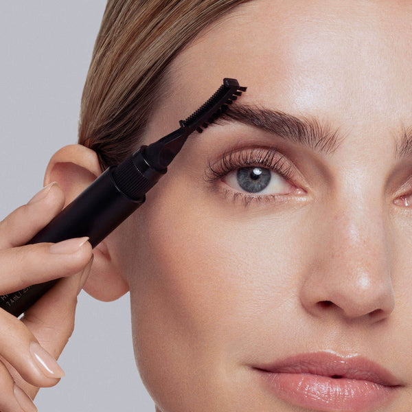 Utilizzando il particolare pettinino per lo styling, dare la forma desiderata alle sopracciglia con piccoli movimenti verso l’alto, seguendo l’arcatura naturale delle sopracciglia.