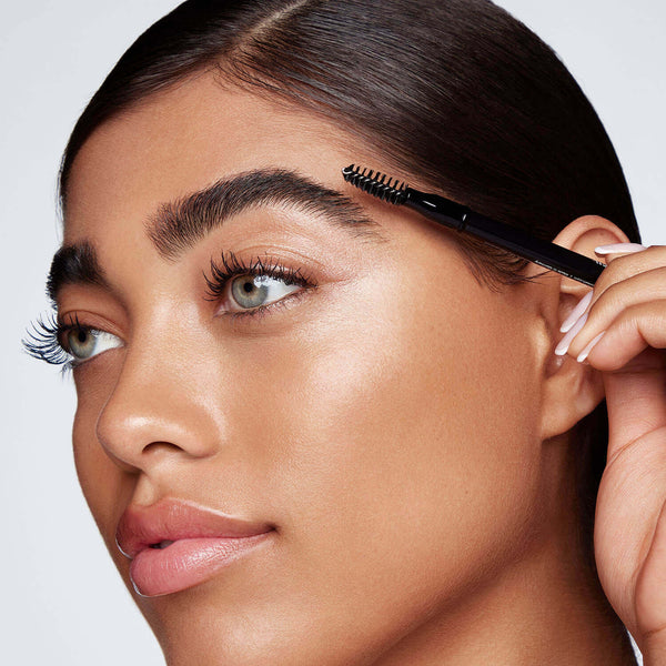 Usare la spazzolina per definire la forma e sfumare delicatamente il colore, per un effetto ancora più naturale.Suggerimento: Utilizzare in combinazione al gel fissatore per sopracciglia Hi-Def Brow Gel per un risultato long-lasting.