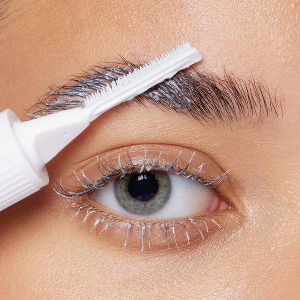 Utilizzare il pettinino per rimuovere delicatamente la maschera dalle ciglia e dalle sopracciglia. Ripetere fino alla completa rimozione del prodotto.Per pulire il pettine utilizzare un sapone antibatterico e acqua tiepida. Lasciare asciugare naturalmente. Non utilizzare alcol o altri prodotti aggressivi.